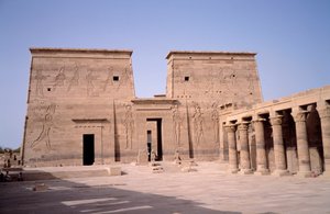 Starożytność egipska: widok wejścia do świątyni Edfu (Edfu) poświęconej boskiemu Horusowi i zbudowanej między 237 a 57 pne. Egipt autorstwa Egyptian Ptolemaic Period