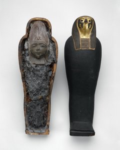 Trumna w kształcie sokoła z mumią zbożową, 332-30 pne (malowane i złocone drewno, zboże, ziemia, len i wosk) autorstwa Egyptian Ptolemaic Period