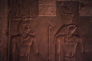 Relief przedstawiający Ptolemeusza XII (ok. 112-51 pne) i Horusa (kamień) autorstwa Egyptian Ptolemaic Period