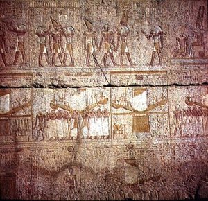 Relief przedstawiający święte łodzie niesione przez kapłanów w procesji, z Sanktuarium Filipa Arrhidaeusa (323-317 pne) Dynastia Macedońska (granit)