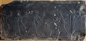 Egipski antyk: płyta wapienna z reliefem przedstawiającym wyciskanie kwiatów lotosu, VIII-VII w. p.n.e. (relief)