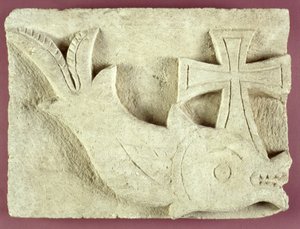 Relief delfina niosącego krzyż (wapień)