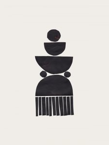 Abstrakcyjny totem geometryczny autorstwa Ejaaz Haniff