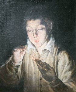 Chłopiec dmuchający żar