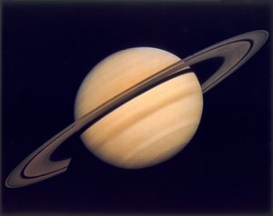 Saturn i jego pierścienie, sfotografowany przez Voyager 1