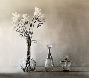 Eleganckie kwiaty i perfumy autorstwa Elena Arjona