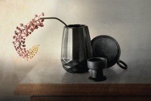 Ceramiczna kompozycja z różowymi jagodami autorstwa Elena Arjona
