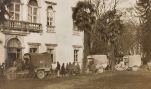 Album z I wojny światowej we Friuli-Wenecji Julijskiej: przyjazd ambulansu z rannymi do Villa Brazzà, domu 17 Szpitala Wojennego w Soleschiano Manzano, 25/11/1915 (zdjęcie czarno-białe) autorstwa Elena Bianconcini