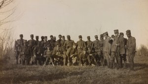 Album z I wojny światowej we Friuli-Wenecji Julijskiej: portret grupowy żołnierzy piechoty 112.mo z dwoma karabinami maszynowymi w pobliżu rzeki Tower autorstwa Elena Bianconcini