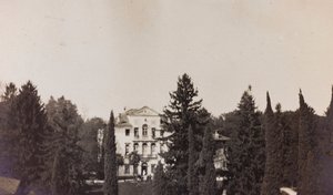 Album I Wojny Światowej we Friuli-Wenecji Julijskiej: widok na Villa Brazzà, gdzie znajduje się 17 Szpitala Wojennego w Soleschiano Manzano, zdjęcie z wieży kościoła, 01-04/1916 (zdjęcie czarno-białe) autorstwa Elena Bianconcini