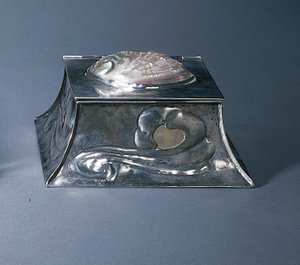 Kałamarz (srebrzona miedź i masa perłowa) autorstwa Elizabeth Eaton Burton