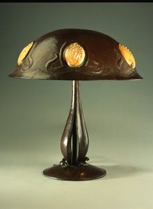 Lampa stołowa, ok. 1910 (miedziano-perłowa muszla muszli) autorstwa Elizabeth Eaton Burton