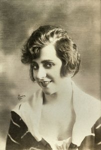 Portret Yvonne Printemps (zdjęcie) autorstwa Emera