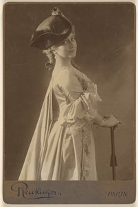 [Niezidentyfikowana kobieta w ciemnym kapeluszu, stojąca, z rękami opartymi na lasce]. autorstwa Emile Auguste Reutlinger