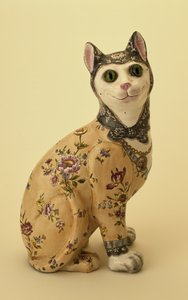 Figura kota (ceramika glazurowana cyną)