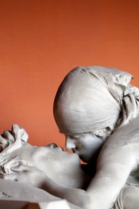 Cmentarz Monumentalny. Pocałunek na nagrobku. Mediolan. Włochy. autorstwa Emilio Quadrelli