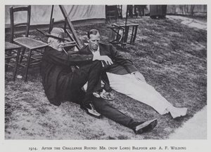 1914, po rundzie wyzwań, pan (obecnie lord) Balfour i A.F. Wilding (zdjęcie czarno-białe) autorstwa English Photographer