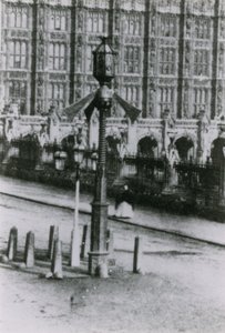 Sygnał drogowy na londyńskiej ulicy autorstwa English Photographer