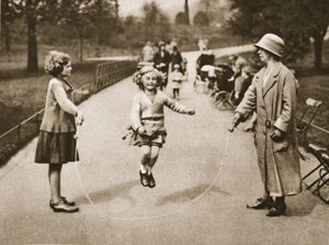 Dziewczyna skacząca w Hyde Parku lub Kensington Gardens, z Wonderful London, opublikowana w latach 1926-27 (fotograwiura) autorstwa English Photographer
