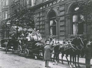 Powóz konny na ulicy przed hotelem Metropole autorstwa English Photographer