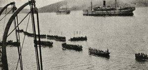 Oddział desantowy opuszczający transporty na brzeg podczas kampanii Gallipoli, z „Wielka wojna: historia”, tom III, 1916 autorstwa English Photographer