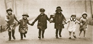 Linia dobrze ubranych dzieci biegających po Hyde Parku, z Cudownego Londynu, opublikowana w latach 1926-27 (fotograwiura) autorstwa English Photographer
