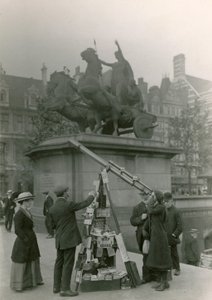 Mężczyzna sprzedający widoki przez teleskop autorstwa English Photographer
