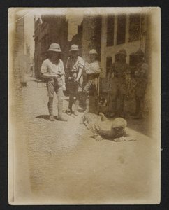 Więzień pod uzbrojoną strażą w ogrodzie Ram Bagh, z Widoków Amritsar, w tym następstw zamieszek autorstwa English Photographer