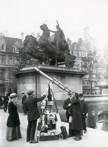 Teleskop do oglądania Big Bena na nabrzeżu przy posągu Boadicei autorstwa English Photographer