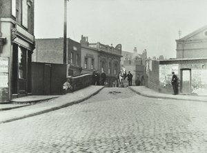 Biały koń jedzie Rhodeswell Road w kierunku Starego Mostu Zwycięstwa, 1895 r autorstwa English Photographer