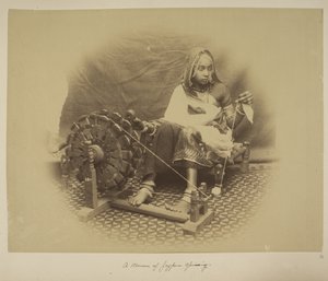 Kobieta z przędzenia Jeypore, ok. 1890 (zdjęcie czarno-białe) autorstwa English Photographer