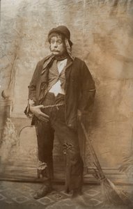 Aktor przebrany za sprzątacza ulic (zdjęcie czarno-białe) autorstwa English Photographer