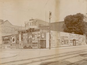 Reklamy na rogu Latchmere Road i Lavender Hill, Wandsworth, Londyn autorstwa English Photographer