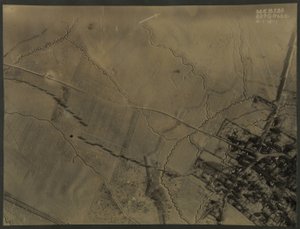 Zdjęcie lotnicze z okopami I wojny światowej, 1918 autorstwa English Photographer