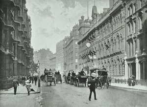 Sklepy wojskowe i marynarki wojennej, Victoria Street, Westminster LB: patrząc na wschód przez Francis Street, 1895 autorstwa English Photographer