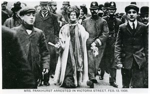 Aresztowanie pani Emmeline Pankhurst na ulicy Victoria, 13 lutego 1908 r. autorstwa English Photographer