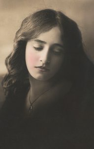 Piękna dziewczyna, z długimi ciemnymi włosami, z medalionem na szyi (zdjęcie) autorstwa English Photographer