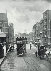 Bishopsgate Street (bez), patrząc na wschód z okolic Liverpool Street (zdjęcie czarno-białe) autorstwa English Photographer