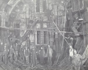 Tunel Blackwall: grupa robotników stoi w śluzie, 1894 autorstwa English Photographer