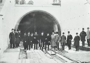 Tunel Blackwall: inspekcja części podwodnej przez dygnitarzy, 1895 autorstwa English Photographer