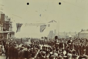 Tunel Blackwall: widowisko jako książę Walii, późniejszy król Edward VII i księżniczka Aleksandria uczestniczą w uroczystym otwarciu tunelu, 1897 autorstwa English Photographer