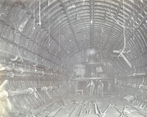 Tunel Blackwall: dwóch mężczyzn stoi w śluzie, 1894 autorstwa English Photographer