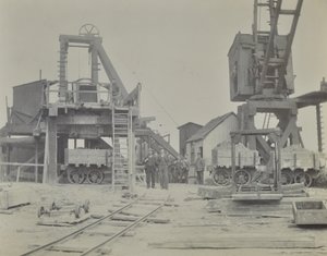 Tunel Blackwall: szyb i robotnicy podczas budowy tunelu, 1893 autorstwa English Photographer