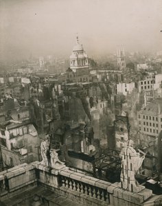 Zdjęcie uszkodzenia bomby ze szczytu katedry św. Pawła autorstwa English Photographer