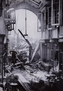 Uszkodzenie bomby w Burlington Arcade, Piccadilly, Londyn autorstwa English Photographer