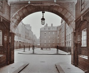 Bourne Estate: Kirkeby Buildings, Londyn autorstwa English Photographer