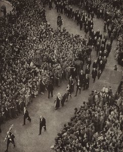 Brytyjski premier Winston Churchill i jego gabinet w drodze do kościoła św. Małgorzaty w Westminster na nabożeństwo dziękczynne za wybawienie od groźby inwazji nazistowskich Niemiec, 8 maja 1945 r. (zdjęcie czarno-białe) autorstwa English Photographer
