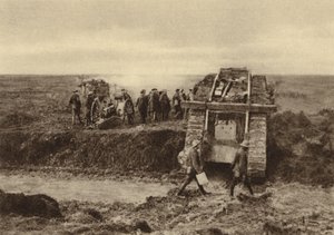 Brytyjska eskadra czołgów przechodząca przez pozycje artylerii w Graincourt w drodze do ataku na Las Bourlon, bitwa pod Cambrai, Francja, I wojna światowa, listopad 1917 (zdjęcie czarno-białe) autorstwa English Photographer