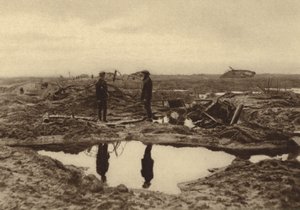 Brytyjskie czołgi ugrzęzły w błocie, zanim dotarły do niemieckich linii pod Ypres w Belgii, I wojna światowa autorstwa English Photographer