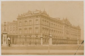 Pałac Buckingham, 1876 r. autorstwa English Photographer